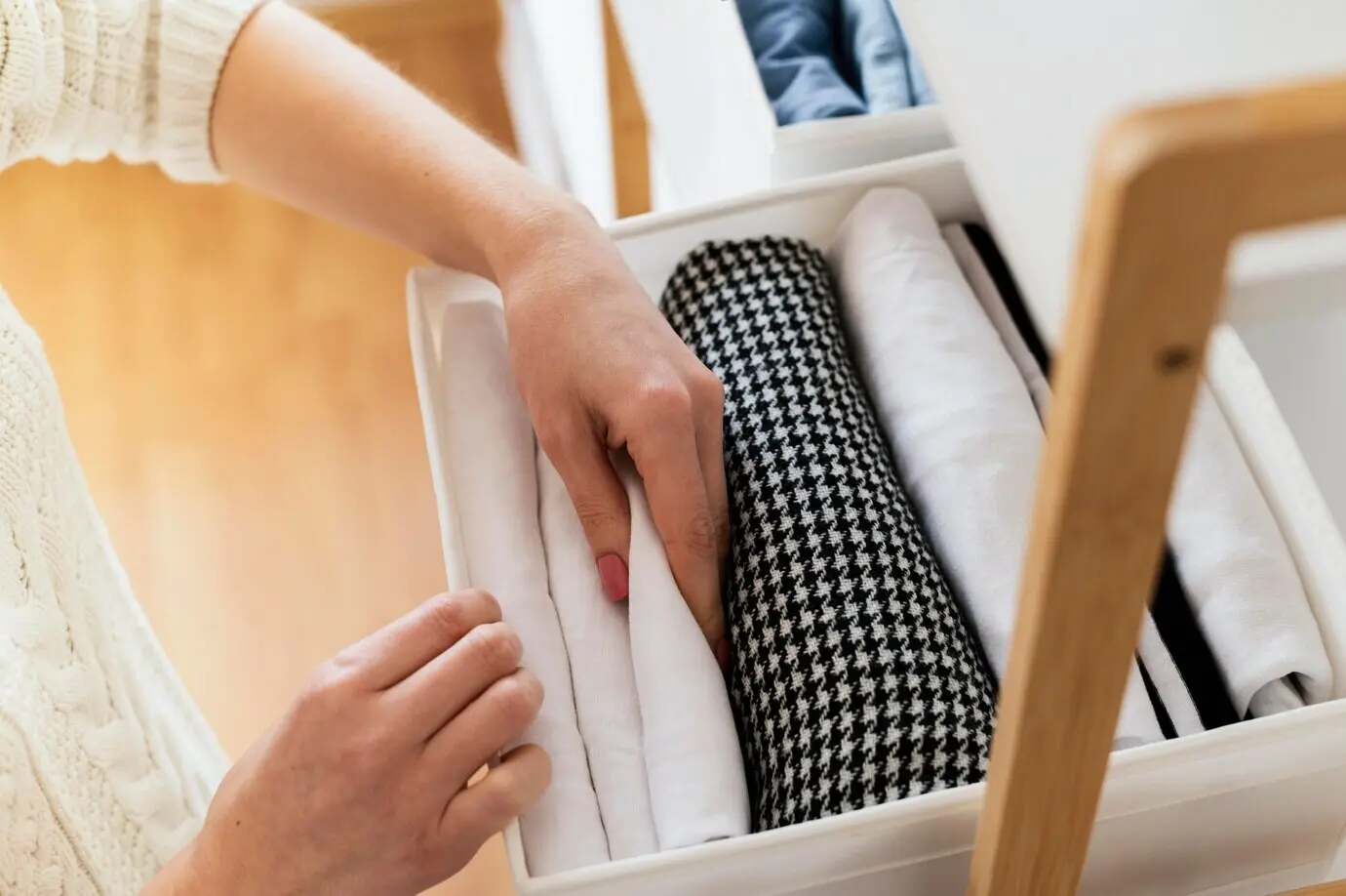 Nahaufnahme beim Klassifizieren von Kleidung