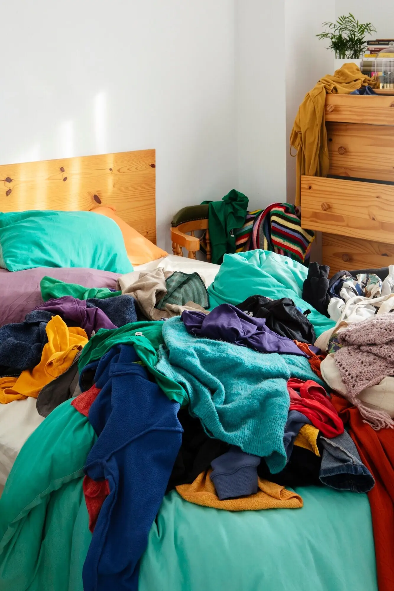 Unordentlicher Innenraum voller Kleidung