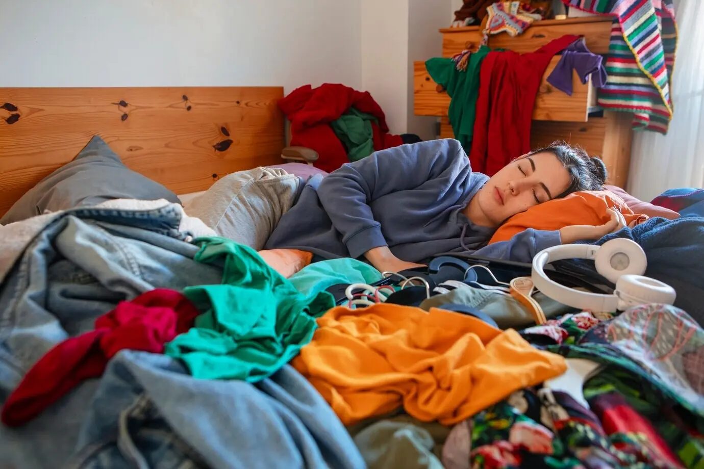 Unordentlicher Innenraum voller Kleidung.